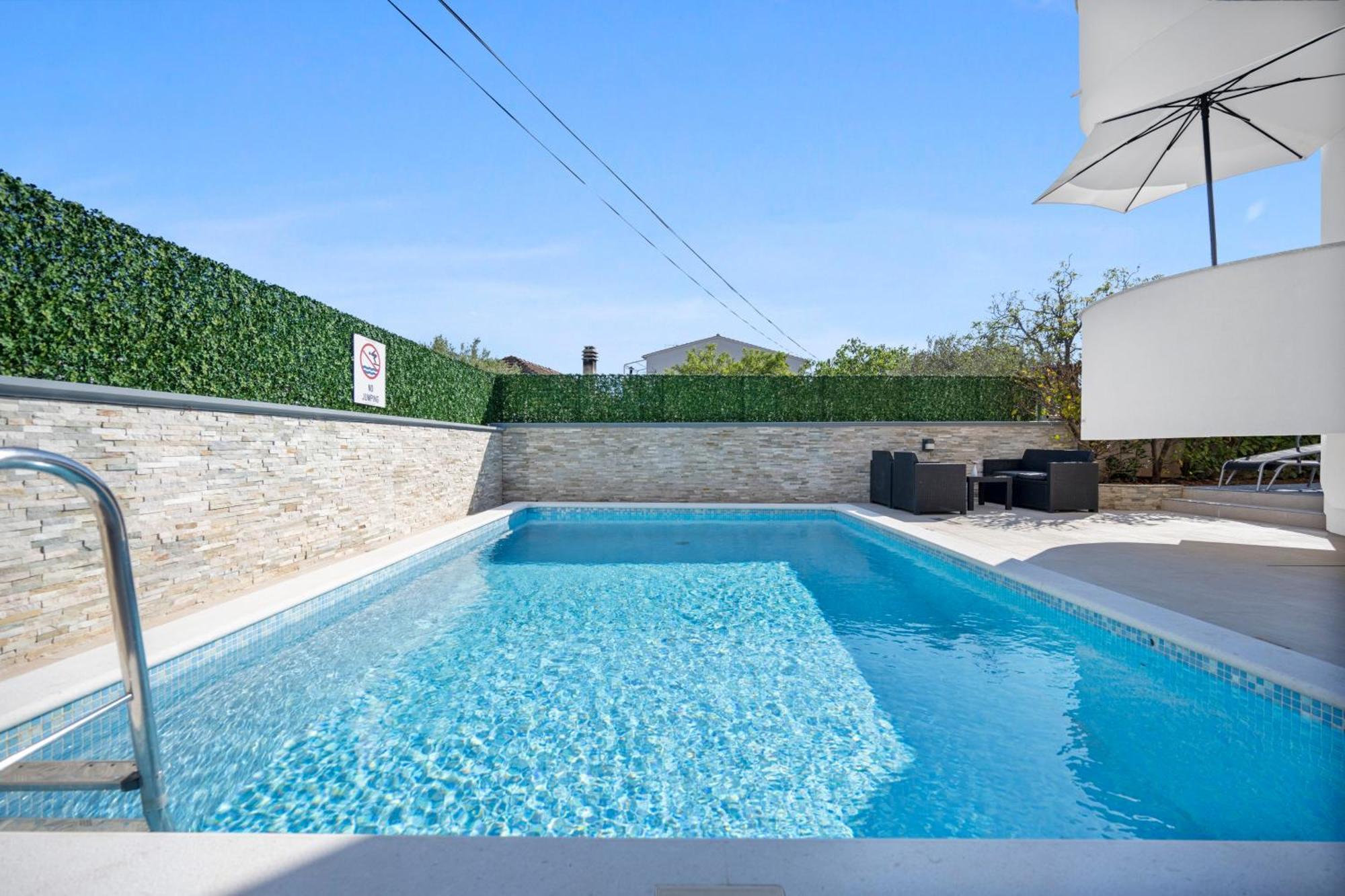 Aquarius Apartments - Beachside With Heated Pool Vodice Eksteriør billede