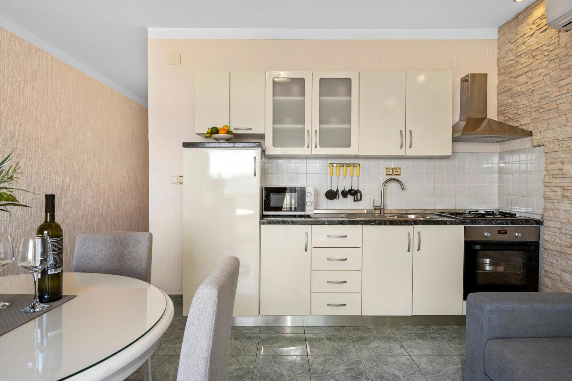 Aquarius Apartments - Beachside With Heated Pool Vodice Værelse billede