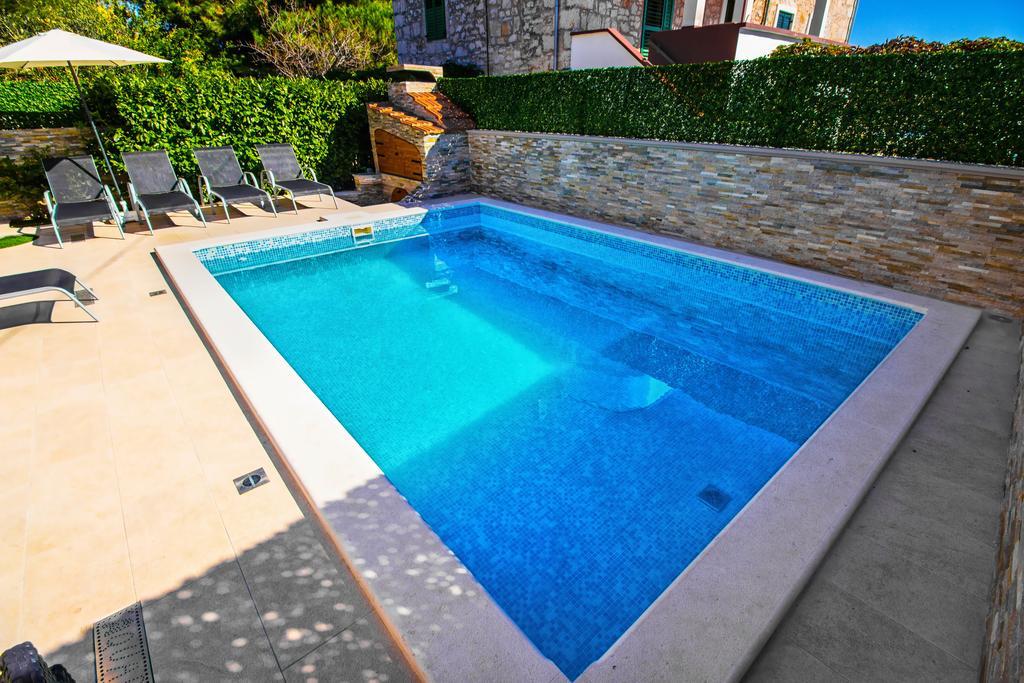 Aquarius Apartments - Beachside With Heated Pool Vodice Eksteriør billede